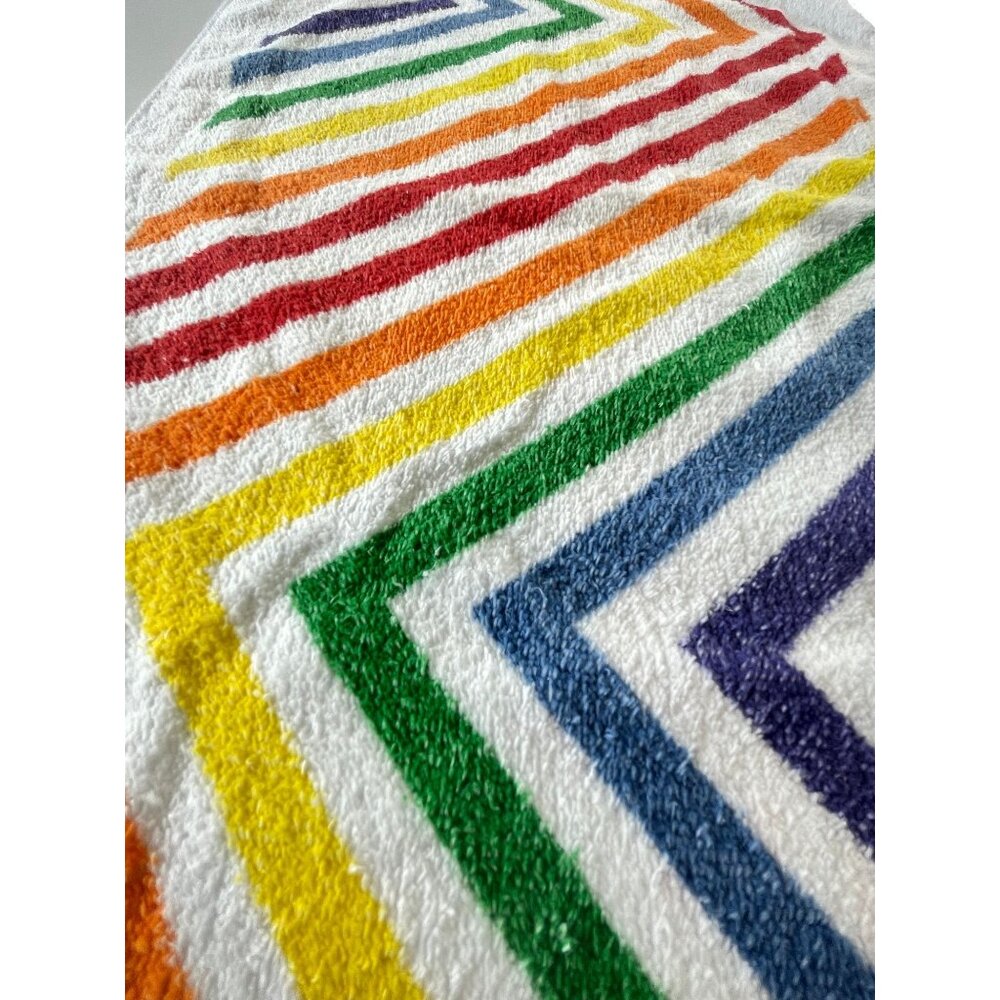 Vintage 1980s face towel, primary color zigzag print, fringed - Picture 2 of 7